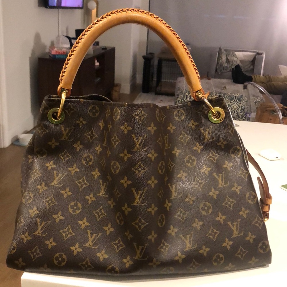SOLD Louis Vuitton Artsy MM